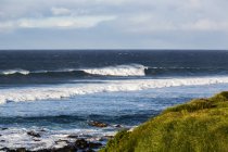 Malerischer Blick auf majestätische Landschaft mit Meereswelle — Stockfoto