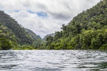 Vista panoramica del paesaggio del fiume Warsambin; Papua occidentale, Indonesia — Foto stock