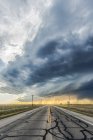 Supercellule à faible précipitation traversant une autoroute vide près de Roswell, Nouveau-Mexique ; Rowell, Nouveau-Mexique, États-Unis d'Amérique — Photo de stock