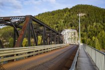Puentes antiguos y nuevos de Skeena que cruzan el río Skeena; Terrace, Columbia Británica, Canadá - foto de stock