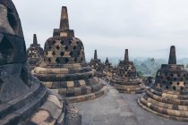 Vue panoramique sur les Stupas du temple Borobudur ; Yogyakarta, Indonésie — Photo de stock