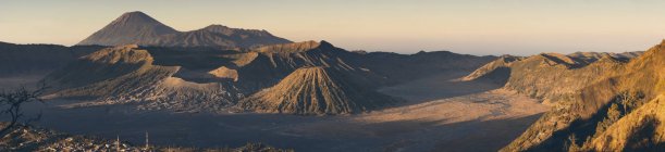 Scenic view of Bromo Tengger Semeru National Park at sunrise, viewed from a secret viewpoint; Pasuruan, East Java, Indonesia — Stock Photo