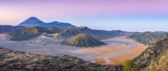 Вид на національний парк Бромо Тенггер Семеру на світанку; Пасуруан, Східна Ява, Індонезія — стокове фото
