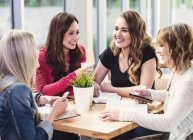 Um grupo de mulheres se reuniu para um estudo bíblico em um café em uma igreja; Edmonton, Alberta, Canadá — Fotografia de Stock