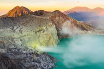 Lever de soleil au cratère du volcan Ijen ; Java Est, Java, Indonésie — Photo de stock