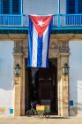 Die Nationalflagge Kubas hängt über dem Eingang des Palacio de la Artesania (Palacio de la Artesania), Altstadt; Havanna, Kuba — Stockfoto