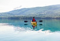 Adolescente haciendo kayak en White Lake, White Lake Provincial Park; Columbia Británica, Canadá - foto de stock
