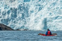 Kayaker em frente a uma geleira em Prince William Sound; Alaska, Estados Unidos da América — Fotografia de Stock