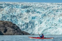 Kayaker em frente a uma geleira em Prince William Sound; Alaska, Estados Unidos da América — Fotografia de Stock