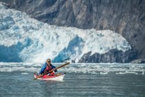 Kayaker in front of a tidewater glacier in Prince William Sound; Alaska, United States of America — Stock Photo