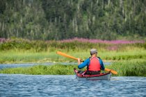 Kayaker paddling in Prince William Sound; Alaska, Estados Unidos da América — Fotografia de Stock