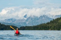 Kayaker remando en Prince William Sound; Alaska, Estados Unidos de América - foto de stock