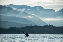 Kayaker paddling in Prince William Sound; Alaska, Estados Unidos da América — Fotografia de Stock