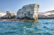 Formations rocheuses blanches et ciel bleu le long de la Méditerranée ; Milos, Grèce — Photo de stock