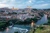 Il fiume Tago scorre attraverso la città imperiale, patrimonio mondiale dell'Unesco; Toledo, Spagna — Foto stock