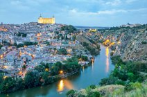 Der Tejo fließt in der Abenddämmerung durch die Kaiserstadt Toledo; Toledo, Spanien — Stockfoto