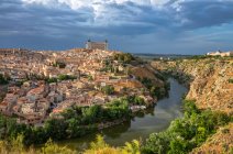 Der Tejo in der Kaiserstadt Toledo, Unesco-Weltkulturerbe; Toledo, Spanien — Stockfoto