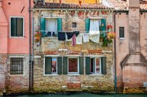 Corde à linge et un bâtiment résidentiel le long d'un canal ; Venise, Italie — Photo de stock