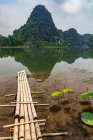Paisaje Ninh Binh con montaña y agua; Provincia Ninh Binh, Vietnam - foto de stock