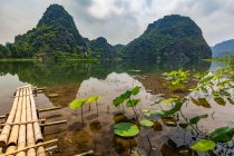 Ninh Binh paysage avec montagne et eau ; Province de Ninh Binh, Vietnam — Photo de stock