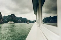 Ha Long Bay mit Booten; Provinz Quang Ninh, Vietnam — Stockfoto