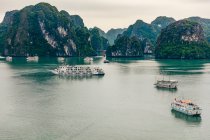 Ha Long Bay com barcos; Província de Quang Ninh, Vietnã — Fotografia de Stock
