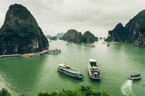Ha Long Bay con barche; Provincia di Quang Ninh, Vietnam — Foto stock
