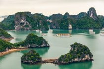 Baie de Ha Long avec des bateaux ; Province de Quang Ninh, Vietnam — Photo de stock