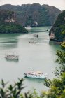 Baie de Ha Long avec des bateaux ; Province de Quang Ninh, Vietnam — Photo de stock