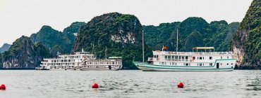 Залив Халонг с лодками; провинция Куанг Нинь, Вьетнам — стоковое фото