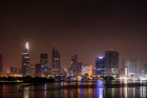 Leuchtende Lichter von Ho-Chi-Minh-Stadt bei Nacht; Ho-Chi-Minh-Stadt, Vietnam — Stockfoto