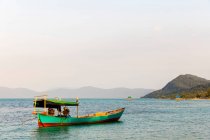 Amarre colorido barco de pesca frente a la costa de Vietnam; Vietnam - foto de stock