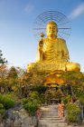 Goldener Buddha; Da Lat, Provinz Lam Dong, Vietnam — Stockfoto