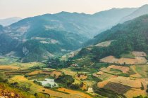 Рисові тераси, поля та гори в Цао Банґ; провінція Цао Банґ, В'єтнам — стокове фото