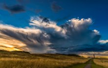 Formation dramatique de nuages au-dessus du phare de Souter au coucher du soleil ; South Shields, Tyne and Wear, Angleterre — Photo de stock