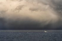 Stürmischer Himmel über dem Ozean und ein Boot im offenen Wasser vor der Küste von South Shields; Tyne and Wear, England — Stockfoto