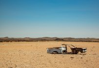Coquille abandonnée d'une voiture dans le désert sur la route de Brandberg Mountain, Damaraland ; Région de Kunene, Namibie — Photo de stock