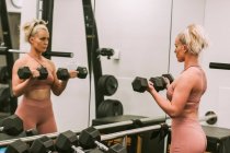 Frau trainiert mit Gewichten; Wellington, Neuseeland — Stockfoto
