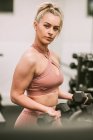 Mujer haciendo ejercicio con pesas; Wellington, Nueva Zelanda - foto de stock