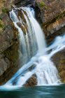 Cachoeiras em penhasco rochoso angular, Waterton Lakes National Park; Waterton, Alberta, Canadá — Fotografia de Stock