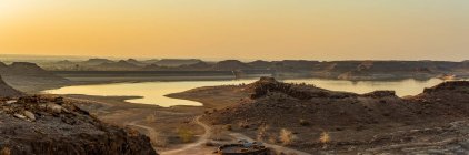 Плотина Хардап на рассвете, область Хардап; Намибия — стоковое фото