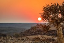 Salida del sol en Hardap Resort; Región Hardap, Namibia - foto de stock