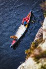Vista ad alto angolo di donna e cane che remano in canoa su un lago in Irlanda in inverno, Killarney National Park; Contea di Kerry, Irlanda — Foto stock