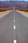 Carretera que atraviesa el paisaje árido y montañoso del Parque Nacional Los Cardones; Provincia de Salta, Argentina - foto de stock