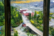 Mirando por la ventana superior del molino de concentración, antigua tienda y oficina de correos en Kennecott Copper Mine. Centro de visitantes; McCarthy, Alaska, Estados Unidos de América - foto de stock