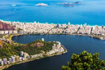 Vista de la laguna Rodrigo de Freitas y la costa de Río de Janeiro, patrimonio de la humanidad de la UNESO; Río de Janeiro, Río de Janeiro, Brasil - foto de stock
