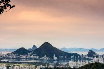 Рассвет над Рио-де-Жанейро, вид с фавелы Росинья; Рио-де-Жанейро, Рио-де-Жанейро, Бразилия — стоковое фото