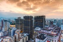 Rascacielos bajo brillantes nubes naranjas al atardecer; Sao Paulo, Sao Paulo, Brasil - foto de stock