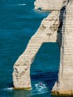 Arc naturel dans les falaises de craie avec de l'eau de couleur sarcelle le long de la côte, Etretat Chalk Complex ; Etretat, Normandie, France — Photo de stock
