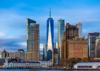 Manhattan, centre-ville de New York, avec vue sur le One World Trade Center ; New York, New York, États-Unis d'Amérique — Photo de stock